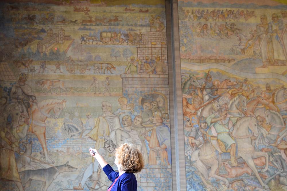 Die Wandmalereien im historischen Nibelungensaal berichten von der wechselhaften Geschichte der Stadt Lorsch, dem Kloster Lorsch und der Nibelungensage