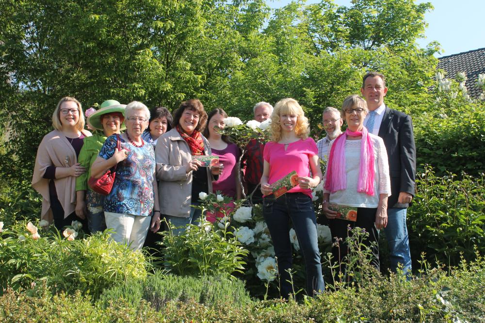 Gästeführer zeigen den blühenden Lorscher Pfingstrosengarten