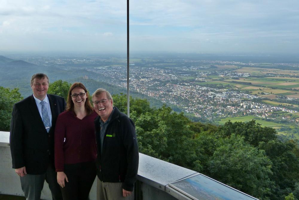 Neue Übersichtstafel informiert Wanderer am Nibelungensteig